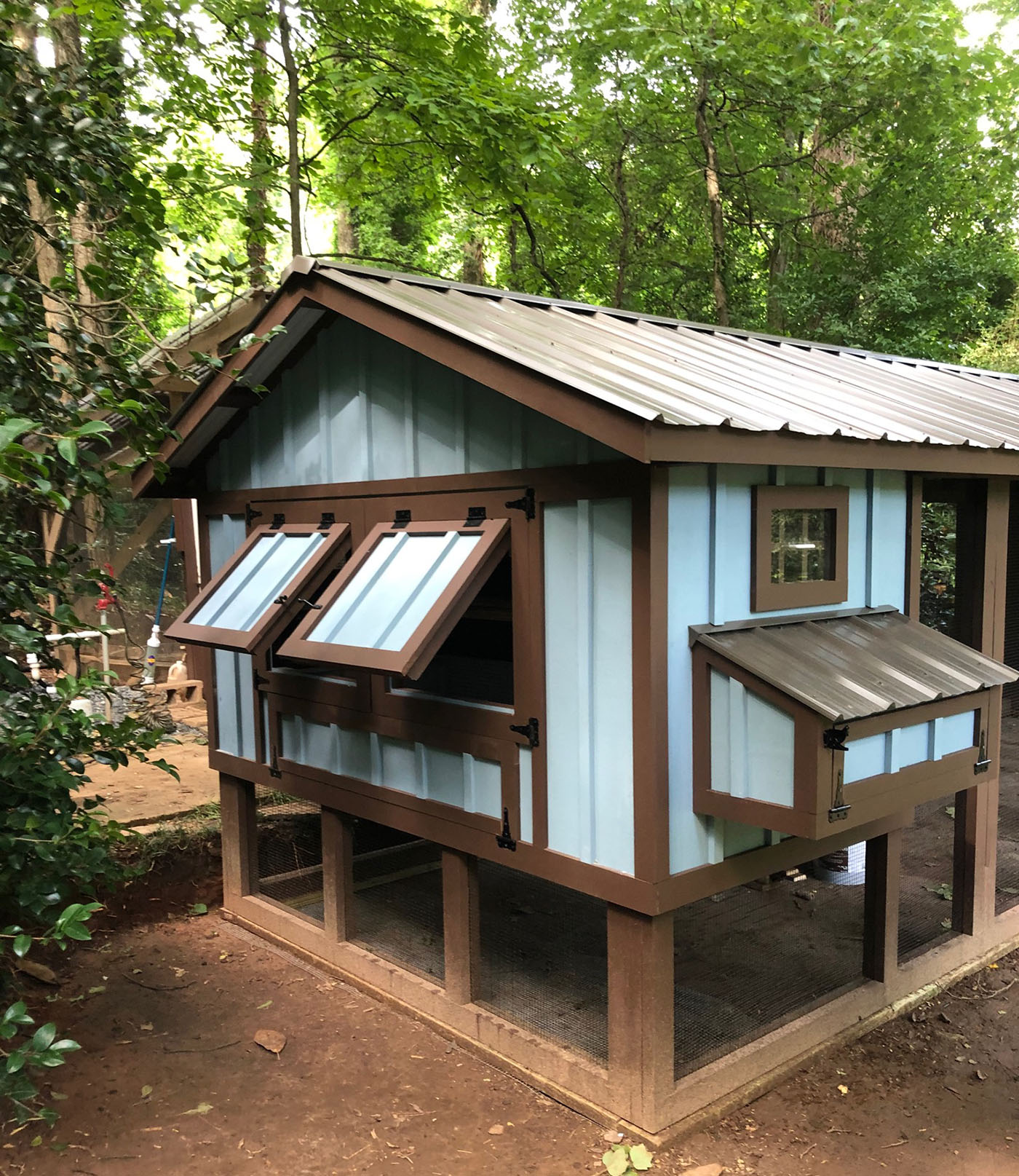 8’x24′ Carolina Coop in Atlanta, Georgia with board and batten siding, two-tone paint job, and sandwiched wall construction