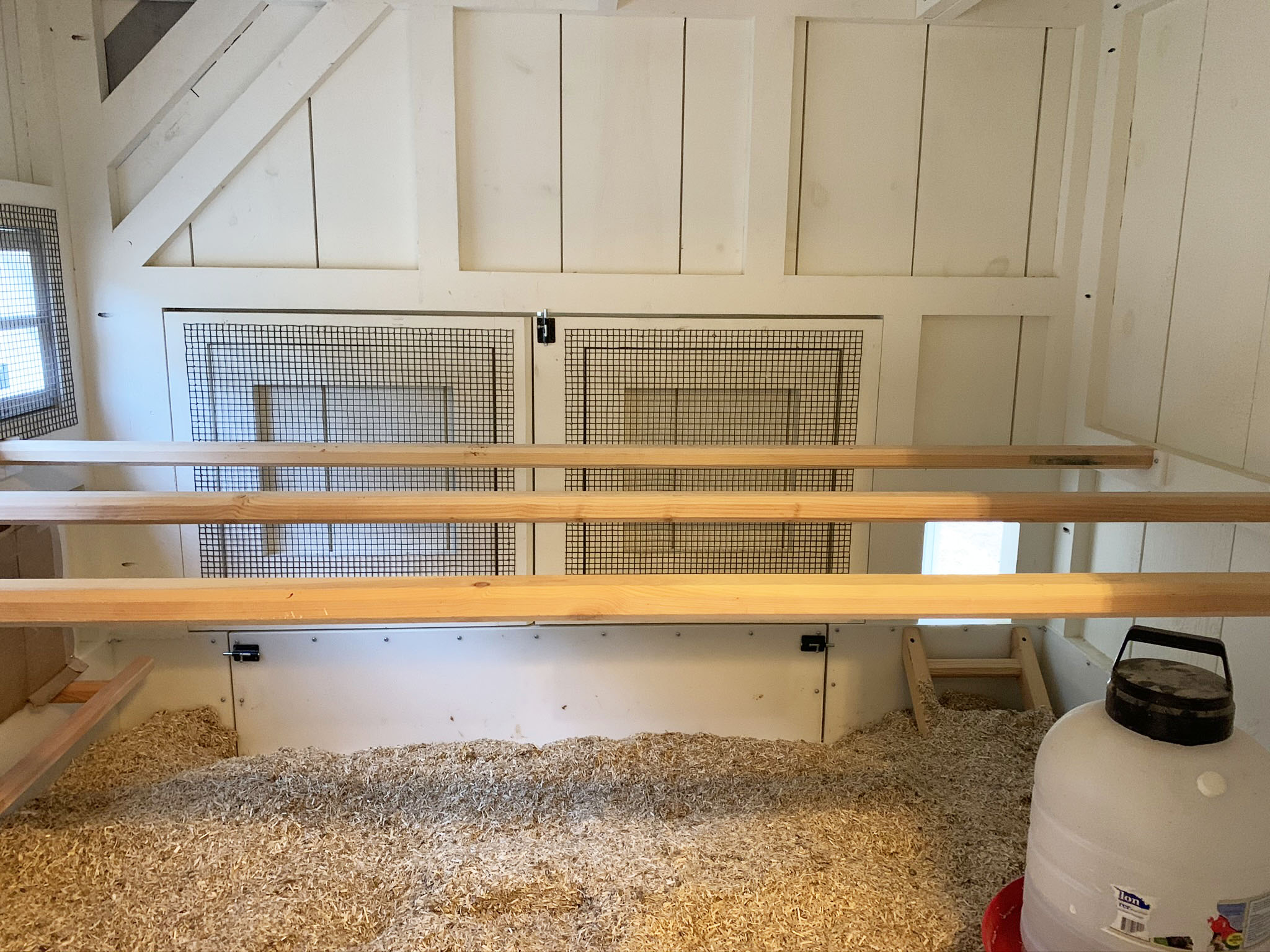 Carolina Coops 10’x30′ Custom Craftsman Coop – inside 4×10 henhouse with three 10-foot roostbars